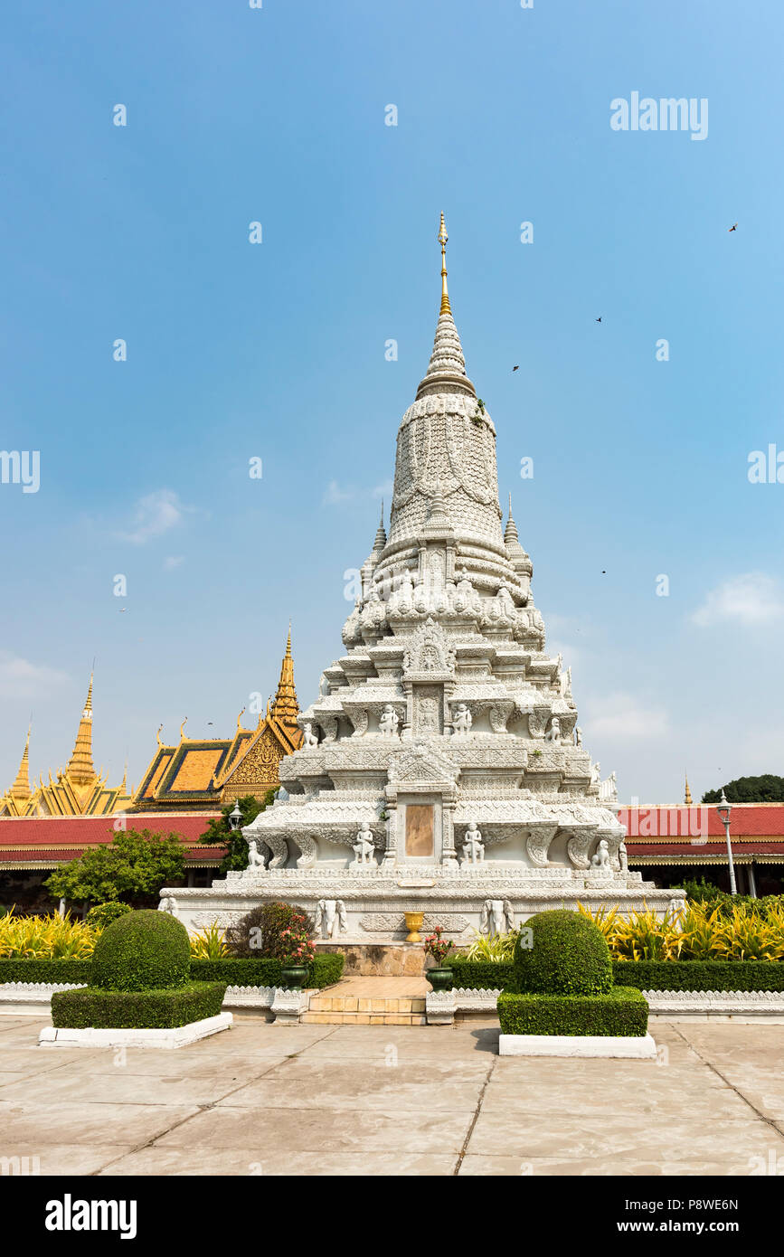 Dettagli di un bianco Stupa nel palazzo reale di Phnom Penh Cambogia Foto Stock