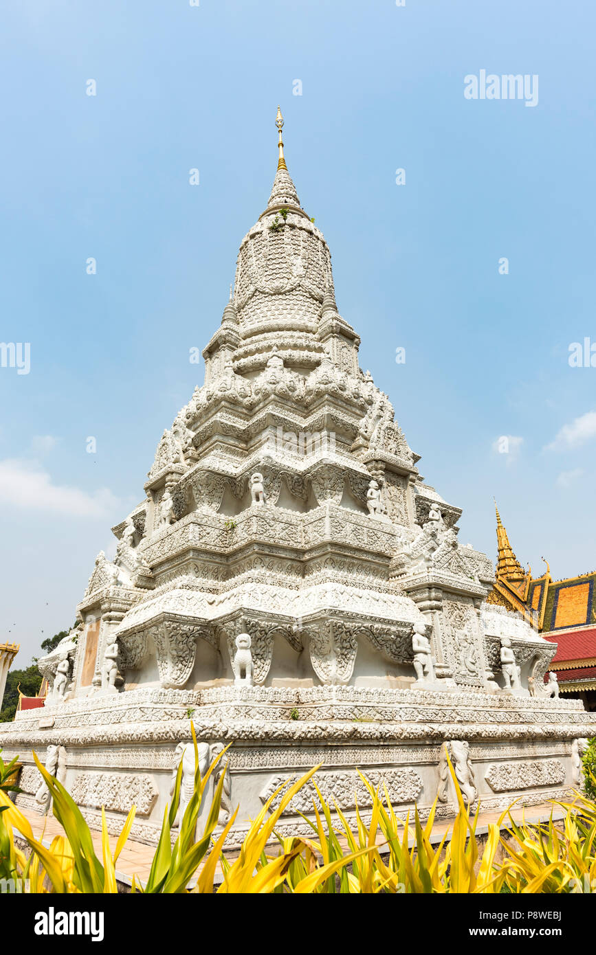 Dettagli di un bianco Stupa nel palazzo reale di Phnom Penh Cambogia Foto Stock