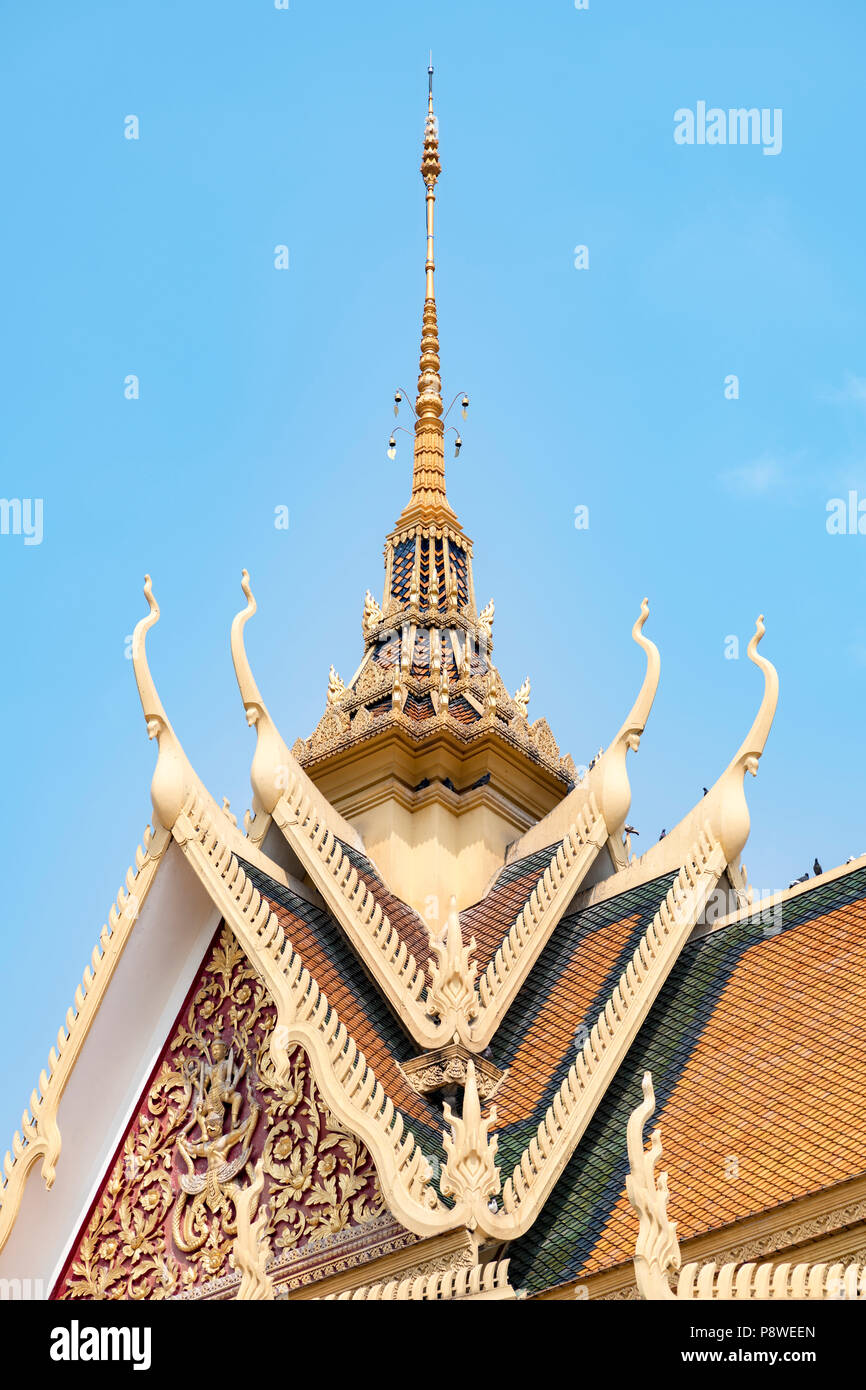 Dettaglio di un tetto di un edificio presso il Palazzo Reale di Phnom Penh Cambogia Foto Stock