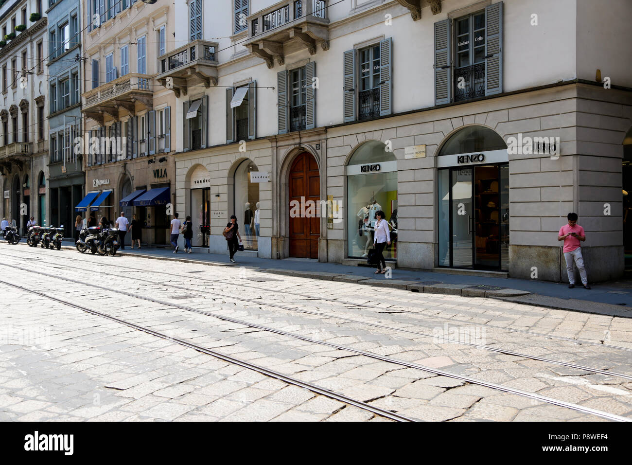 Via Manzoni, Milano: lo shopping di lusso street con i più famosi marchi della moda, in una giornata di sole Foto Stock