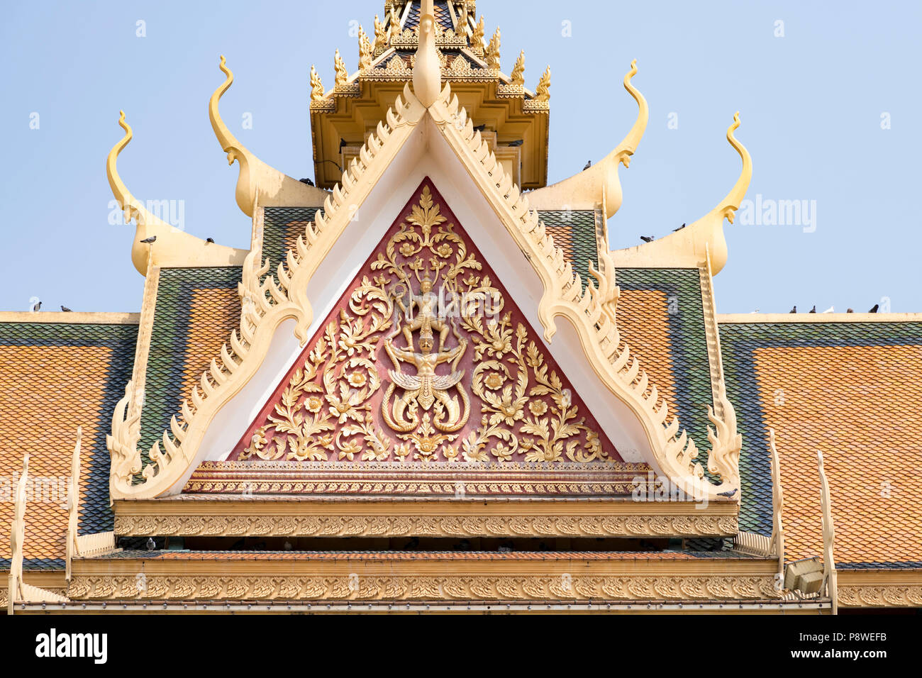 Dettaglio dei Khmer arte e decorazione di un tetto di un edificio presso il Palazzo Reale di Phnom Penh Cambogia Foto Stock