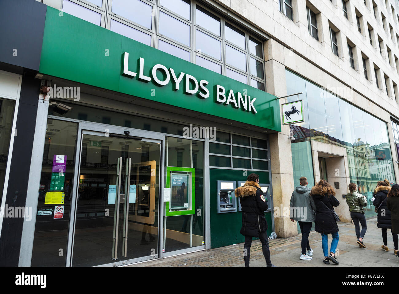 London, Regno Unito - 1 Gennaio 2017: filiale di banca e ATM di Lloyds Bank con le persone intorno a Londra, Inghilterra, Regno Unito Foto Stock
