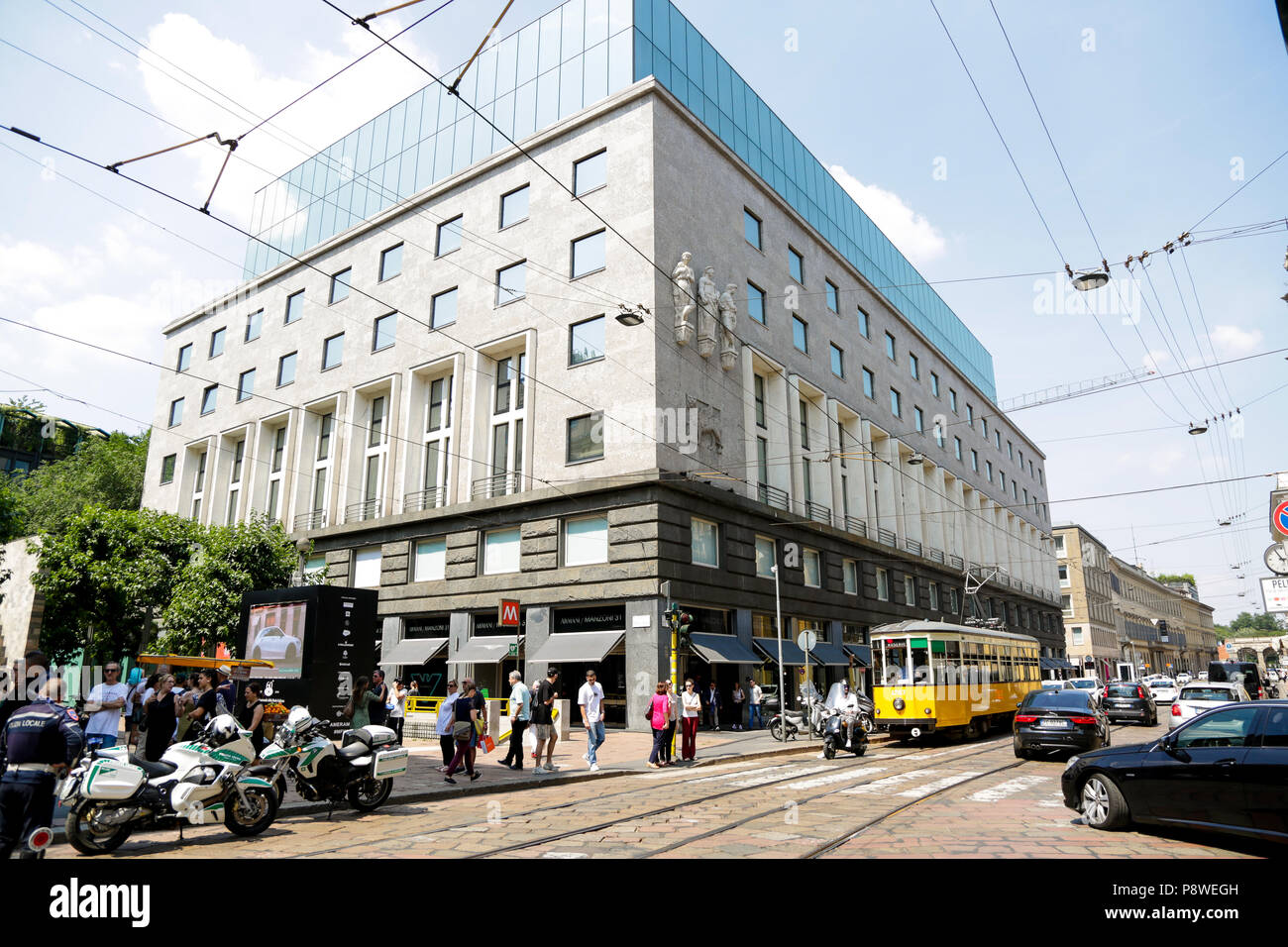 Via Manzoni, Milano: lo shopping di lusso street con i più famosi marchi della moda, in una giornata di sole Foto Stock