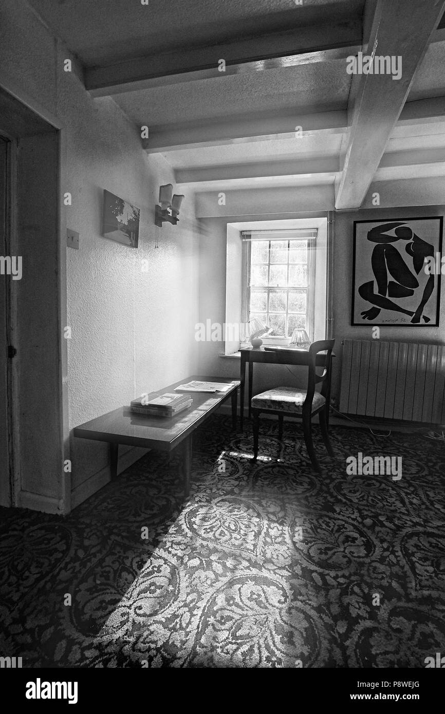 Agriturismo interni, camera con sedia e soleggiato finestra e una H Matisse dipinto sul muro(mono) Foto Stock
