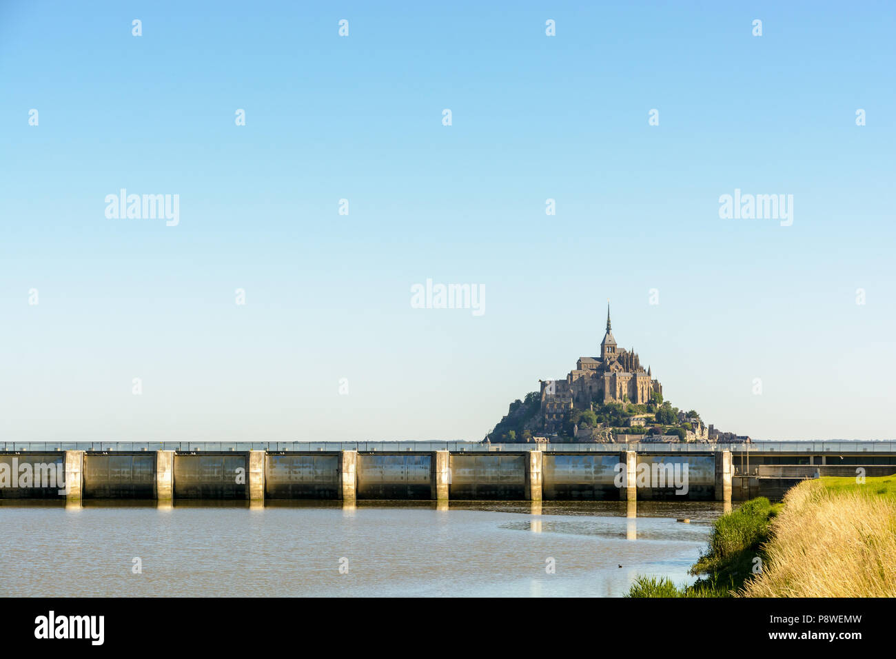 La diga idraulica sul fiume Couesnon, messi in servizio nel 2009, è la parte principale del programma di dragaggio della baia del Mont Saint Michel. Foto Stock