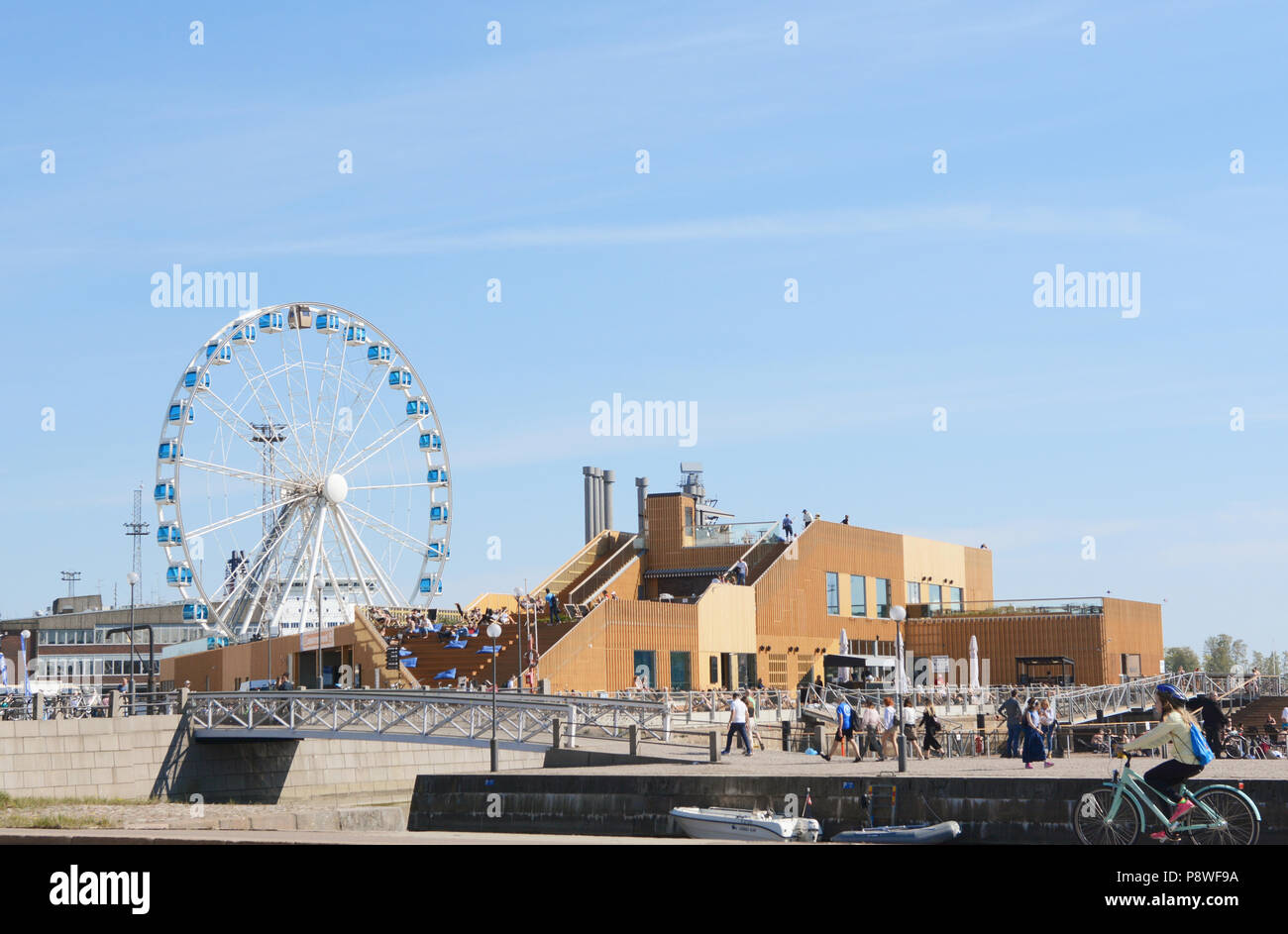 HELSINKI, Finlandia - 14 Maggio 2018: Finnair Skywheel, un misuratore 40 ruota di osservazione e Allas mare piscina nel centro di Helsinki Foto Stock