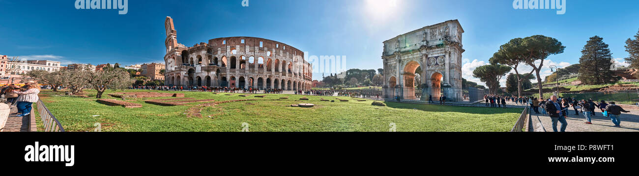 Italia, Roma, 9 marzo/ 2018, i turisti a piedi intorno all'Arco di Costantino e Colosseo Foto Stock