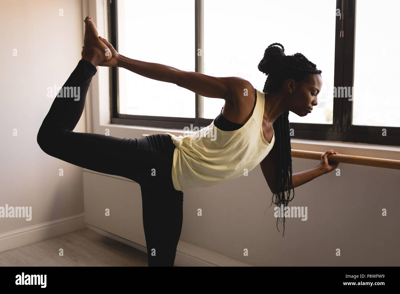 Donna di eseguire barre esercizio Foto Stock
