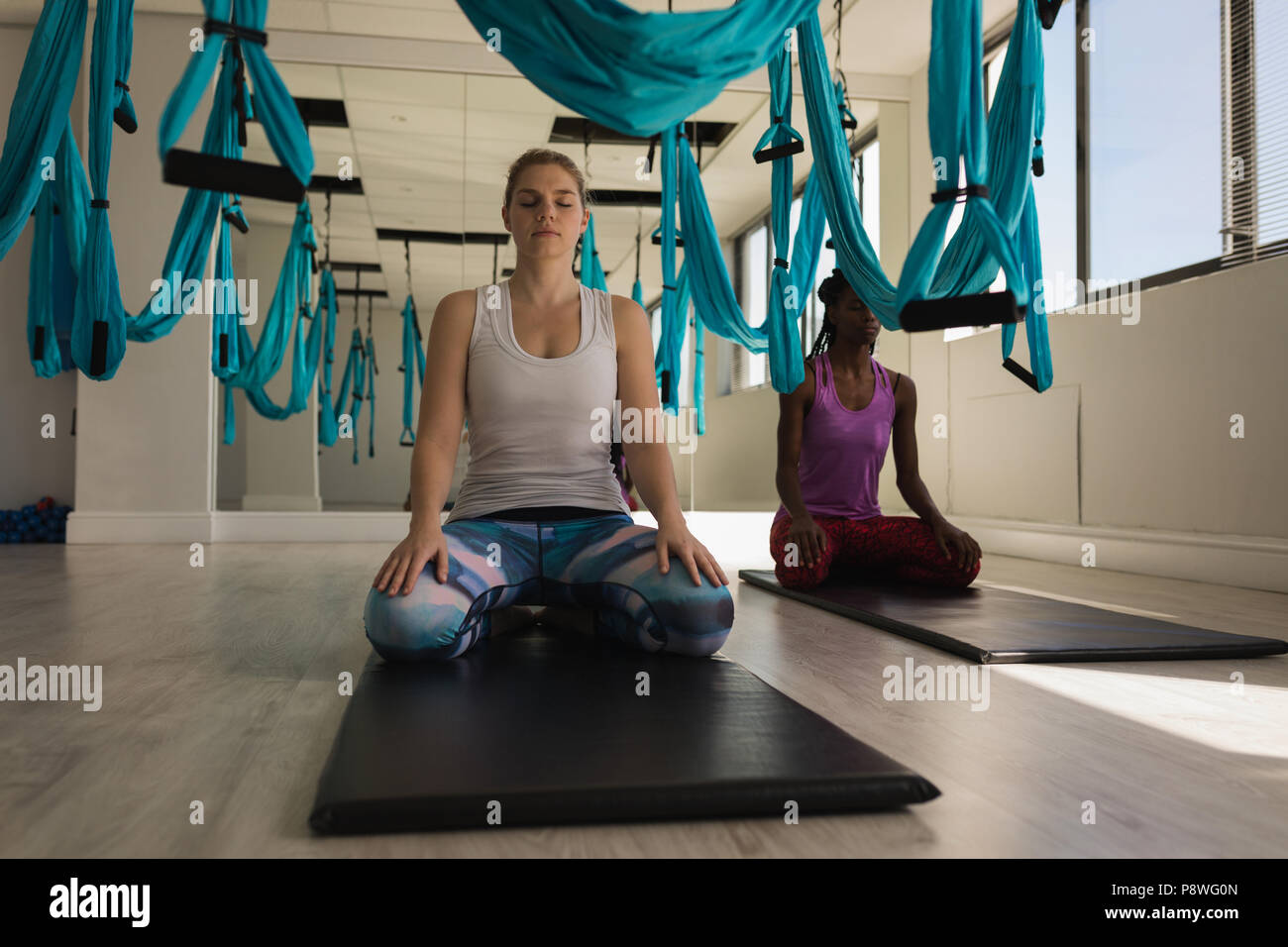 Due donne di eseguire esercizi yoga Foto Stock