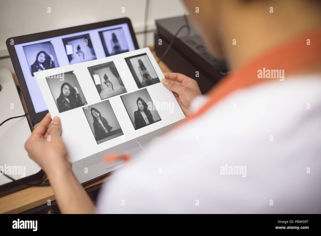 Fotografo femmina sviluppando le foto Foto Stock