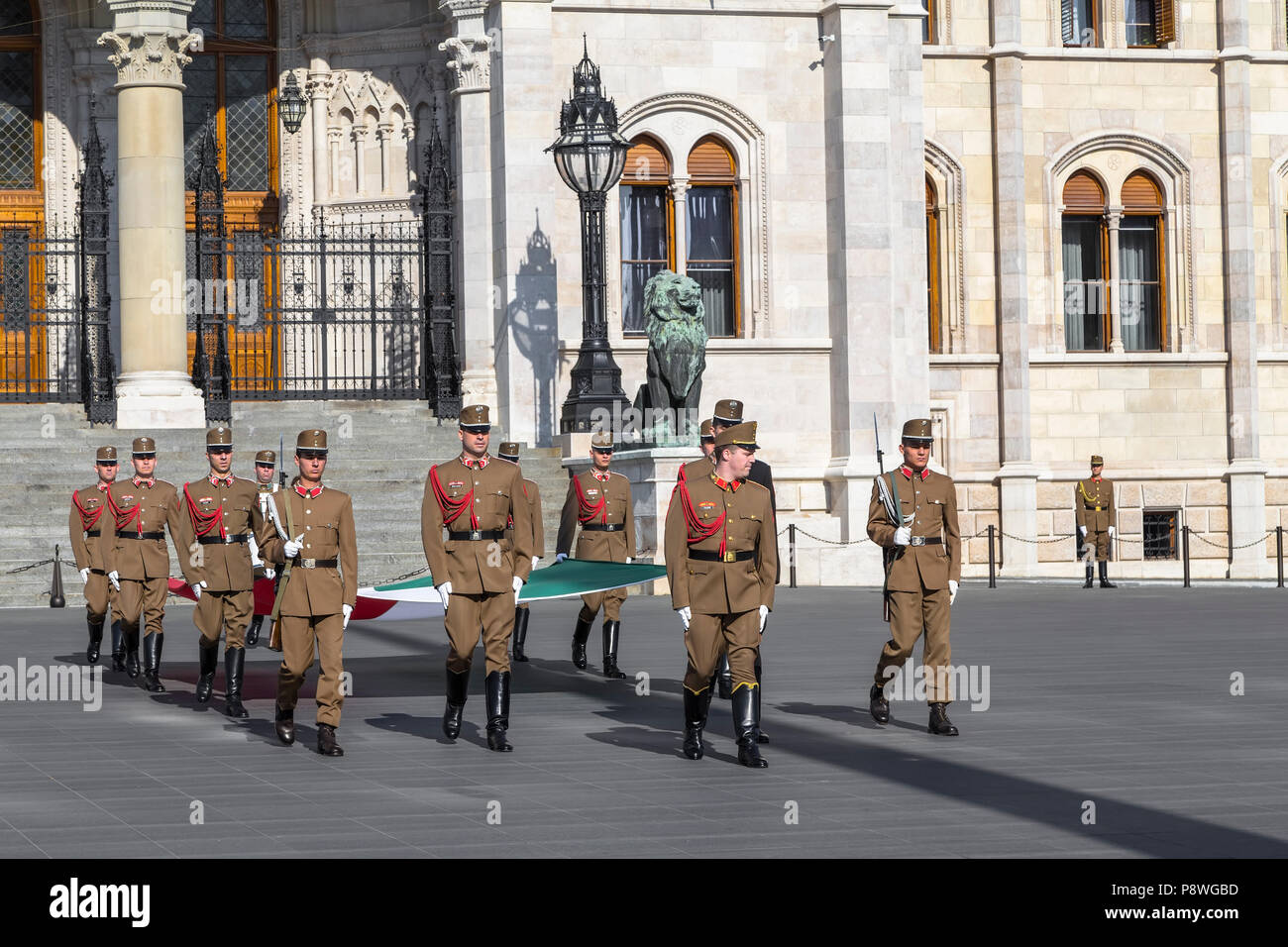 BUDAPEST, Ungheria - 5 Maggio 2014: cerimonia di innalzare la bandiera nazionale di fronte al parlamento ungherese di Budapest Foto Stock