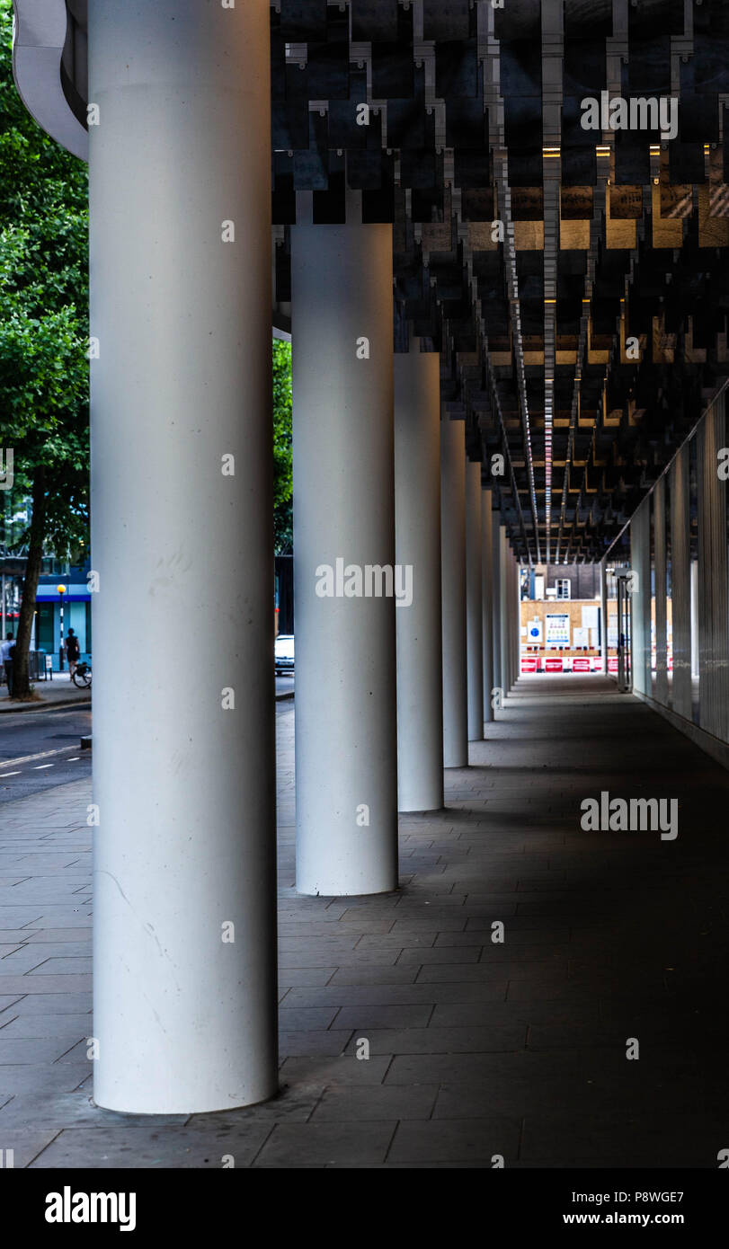 Accorciamento di un colonnato bianco, Londra, Inghilterra, Regno Unito. Foto Stock