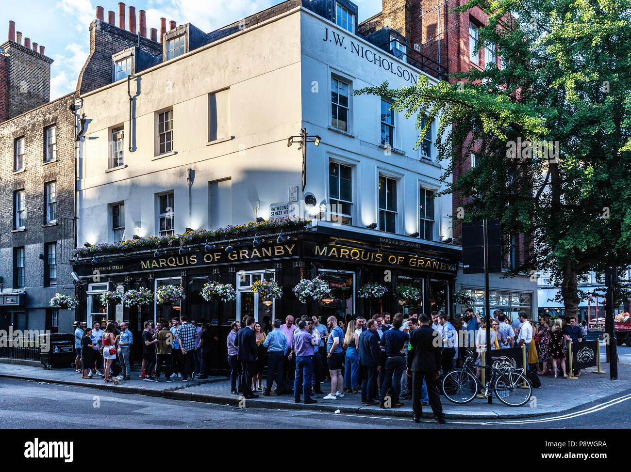 Folla estiva di patroni socializzanti e beventi fuori Marquis of Grinvy Pub, Rathbone Street, Fitzrovia, Londra, W1T, Inghilterra, Regno Unito. Foto Stock