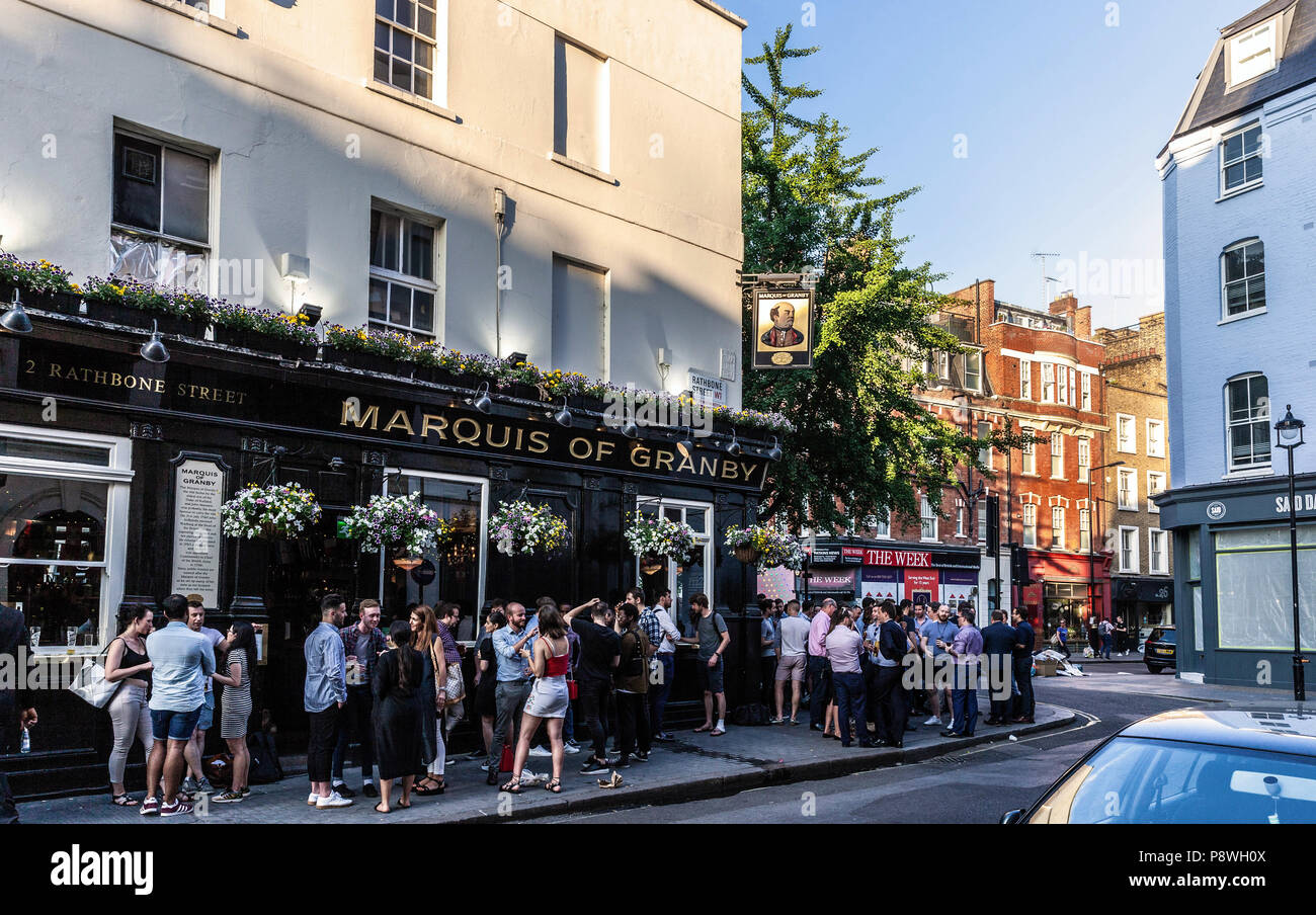 Una folla di patroni in piedi al di fuori del marchese di Granby Pub, Rathbone Street, Fitzrovia, Londra, W1T, Inghilterra, Regno Unito. Foto Stock