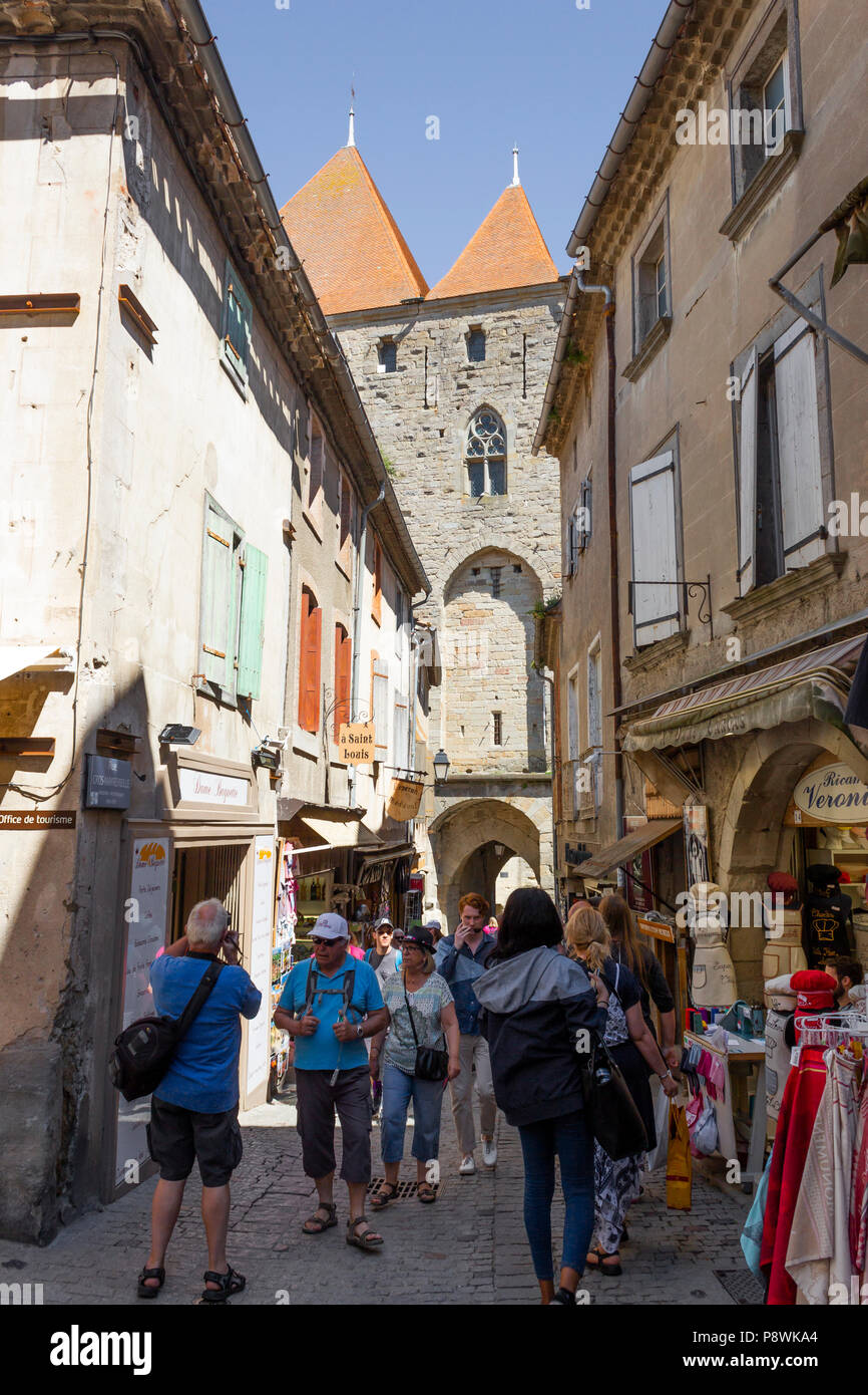 La Cité medievale di Carcassonne, dipartimento francese dell Aude, Regione Occitanie, Francia. I turisti tra i molti negozi di souvenir all'interno della città, Foto Stock