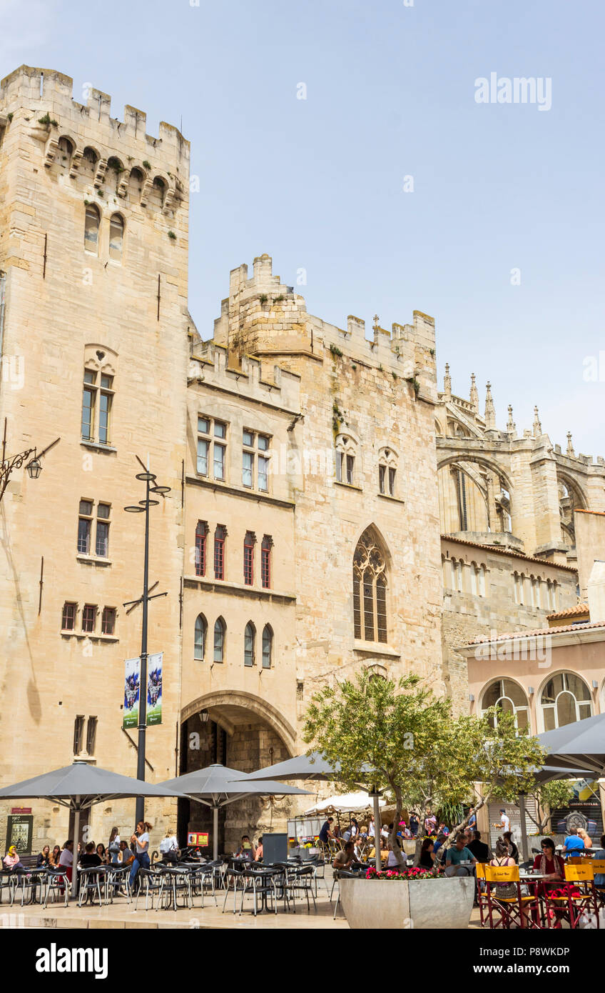 Place de l'Hôtel-de-Ville, Narbonne, Regione Occitanie, Francia. Il Palazzo dell'Arcivescovo. Foto Stock