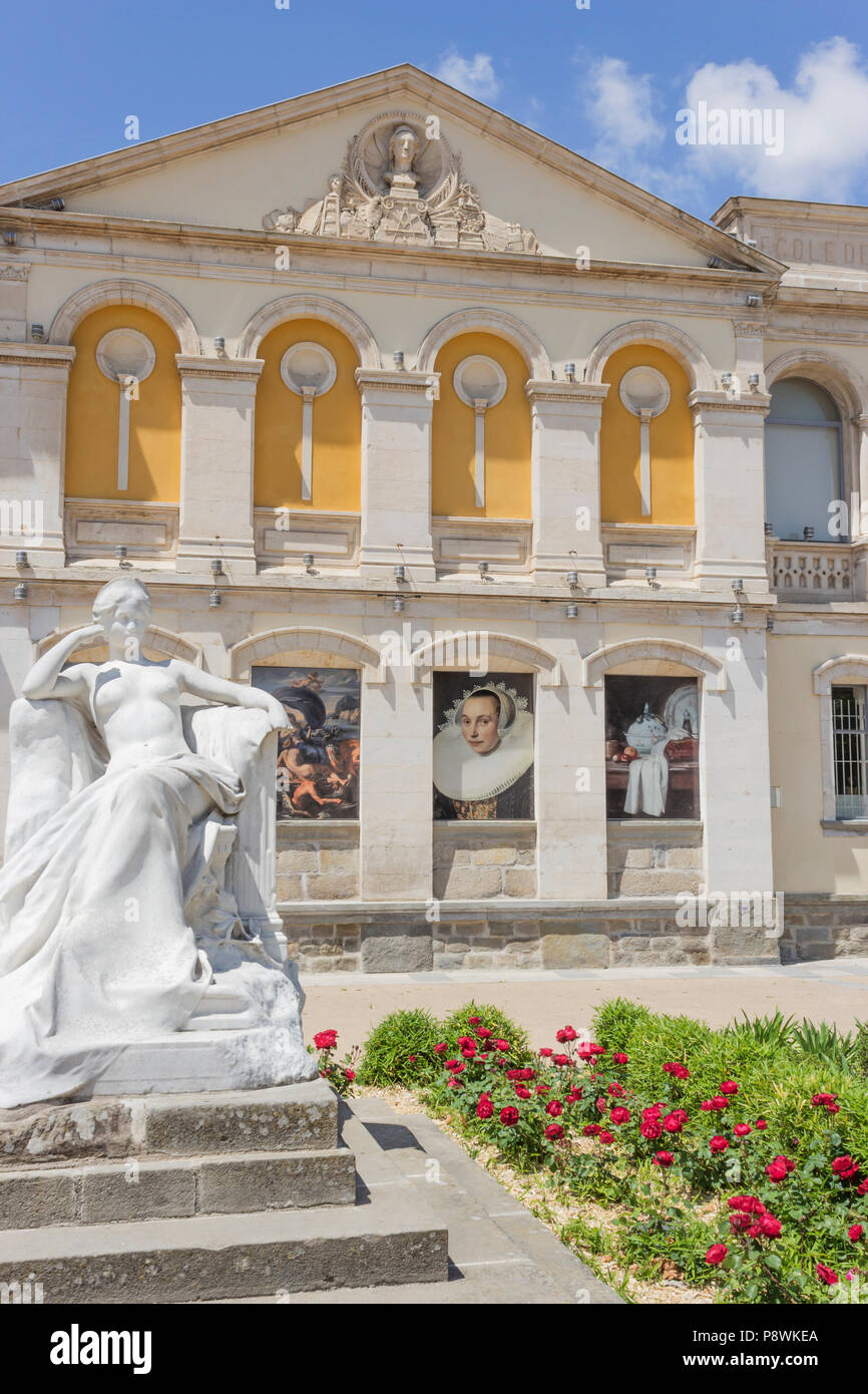 Helena, statua da Raymond Sudre (1870-1962) all'esterno del Museo delle Belle Arti, la piazza Gambetta, Carcassonne, Francia. Foto Stock