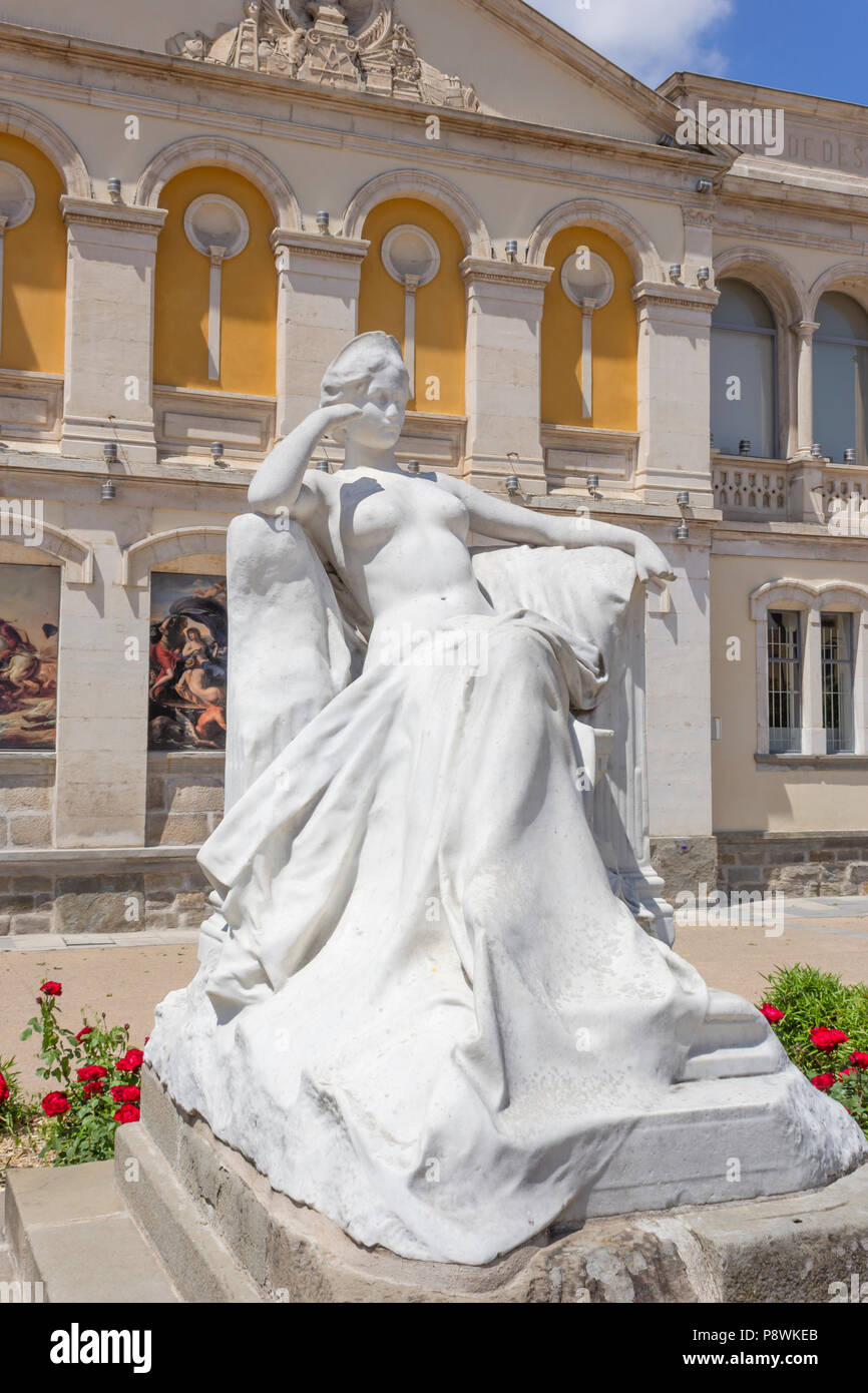 Helena, statua da Raymond Sudre (1870-1962) all'esterno del Museo delle Belle Arti, la piazza Gambetta, Carcassonne, Francia. Foto Stock