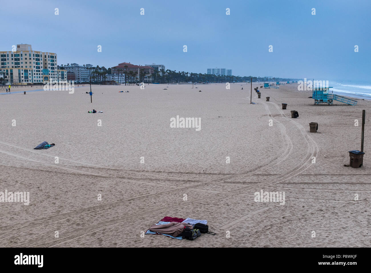 Persone senza dimora dormire sulla spiaggia di Santa Monica Beach durante le prime ore del mattino, Santa Monica, California Foto Stock