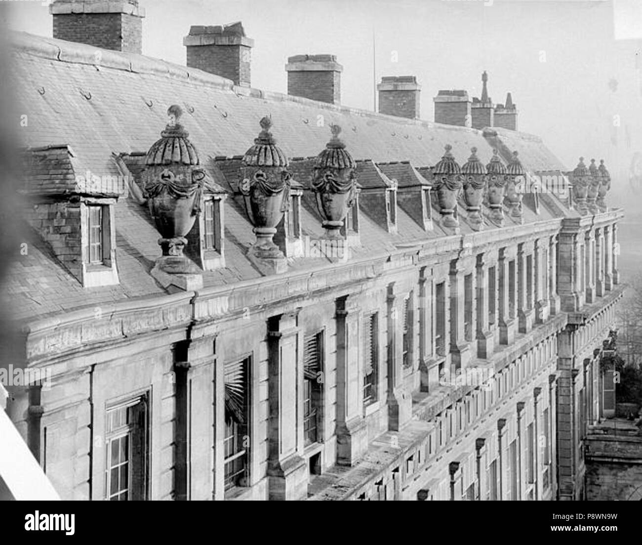 80 Château de Vincennes - Bâtiment Louis XIV, étage supérieur et toit avec les vases - Vincennes - Médiathèque de l'architecture et du patrimoine - APMH00015941 Foto Stock
