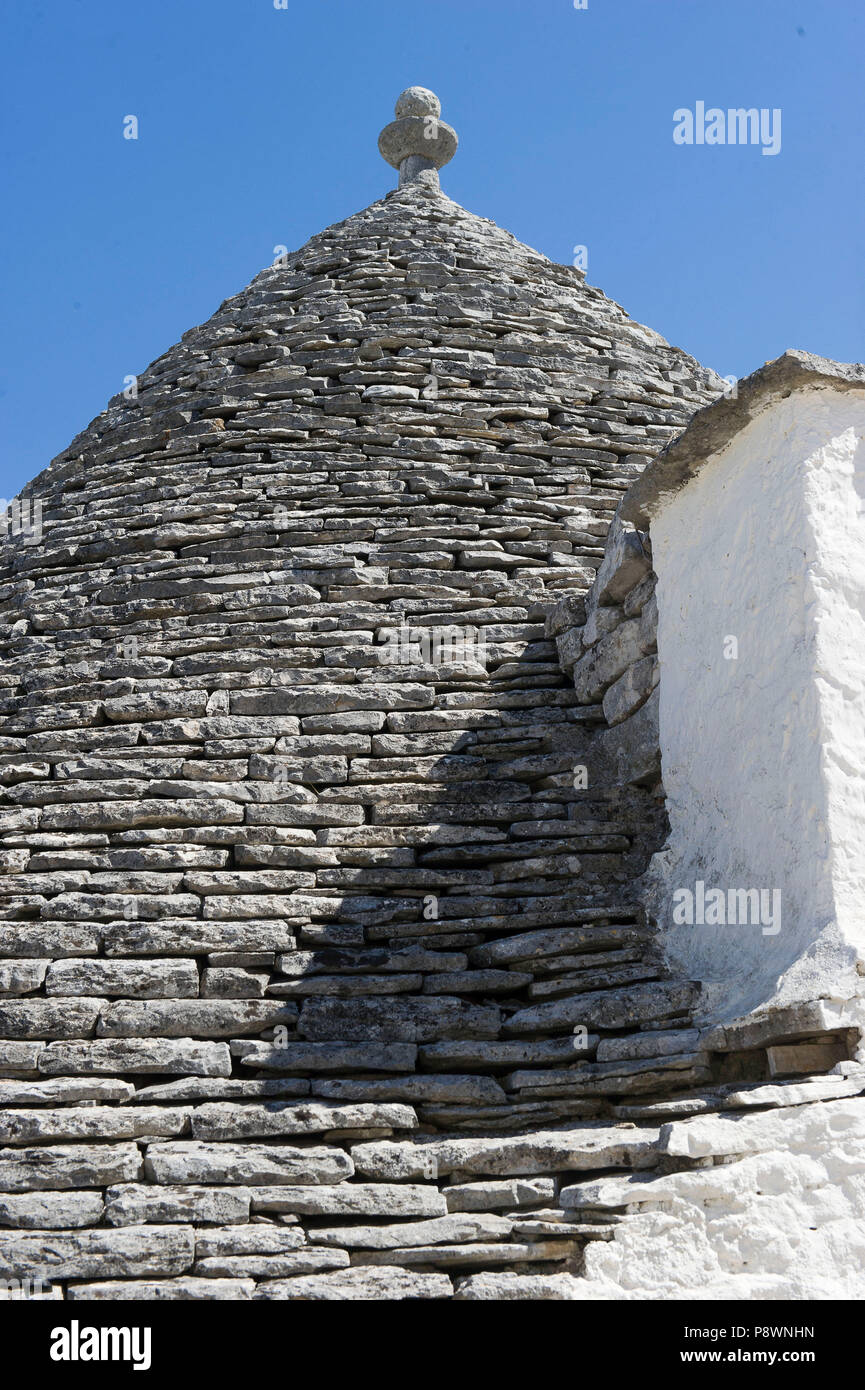 L'Italia, Puglia, Alberobello, casa tipica chiamato trullo. La costruzione a secco caratteristico del centro sud della Puglia. Patrimonio mondiale dell UNESCO Foto Stock