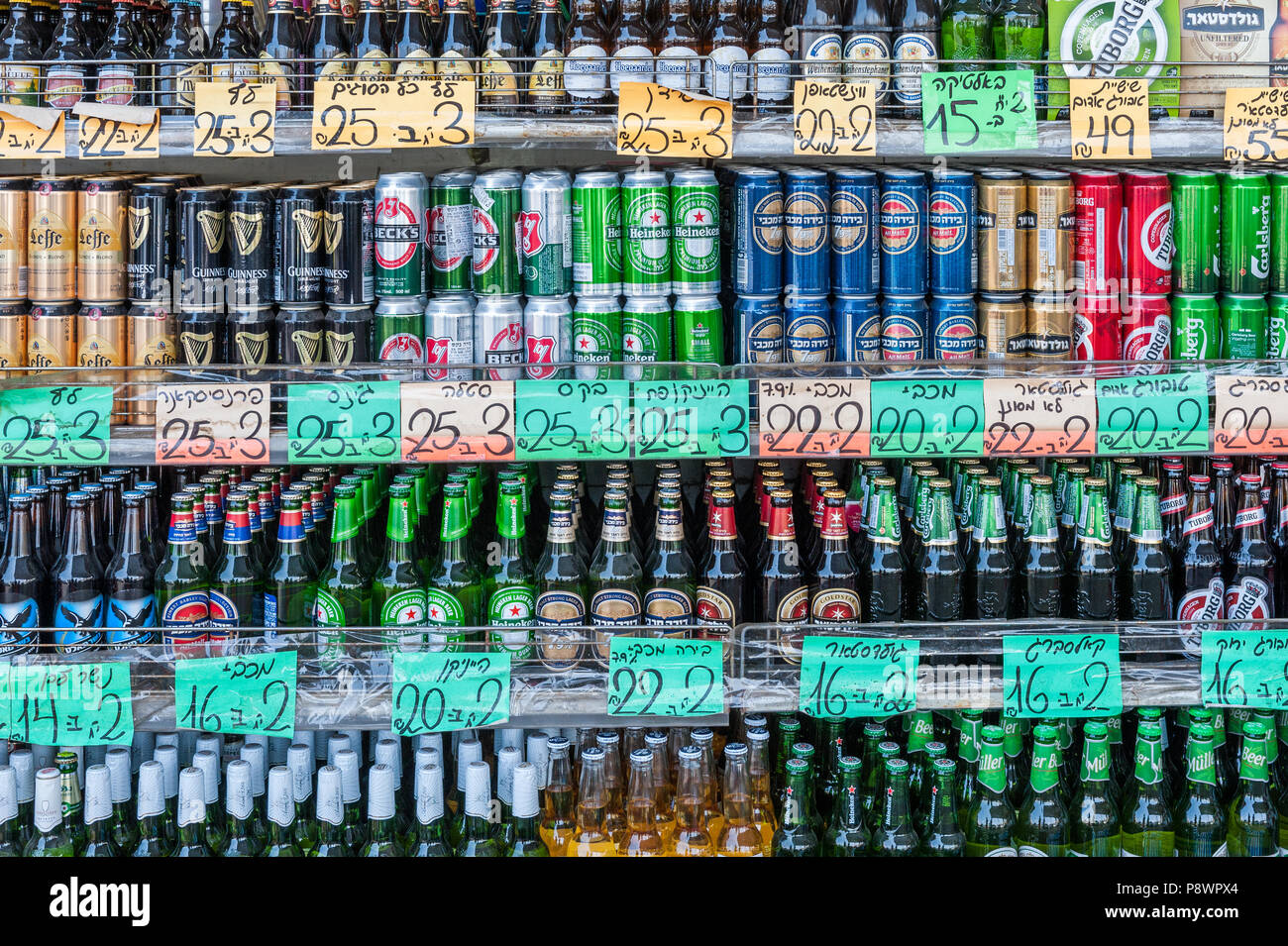 Israele, Tel Aviv-Yafo - 13 Luglio 2018: israeliana le birre e le birre di importazione venduti a shuk hacarmel market Foto Stock