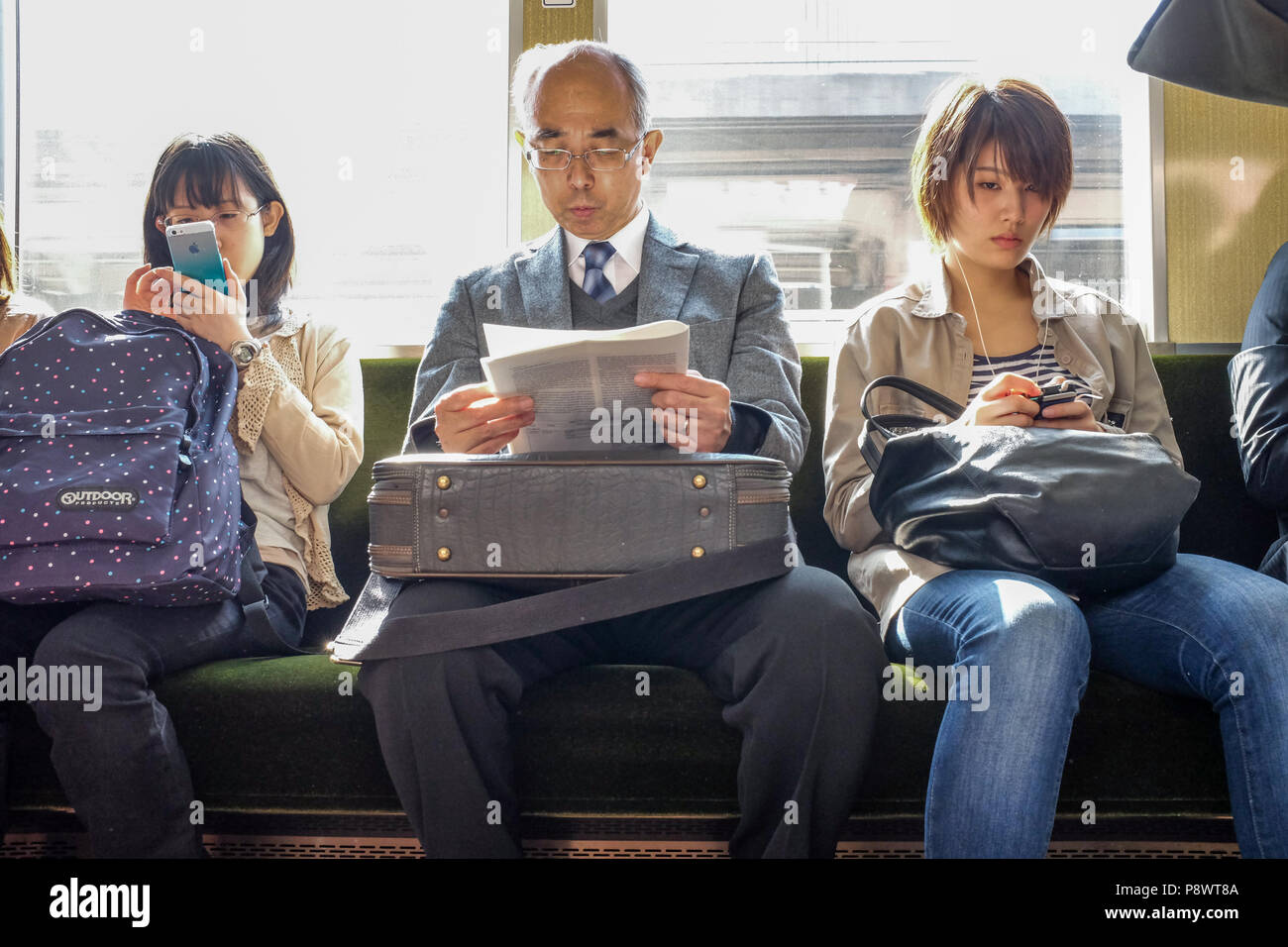 Pendolari sulla stazione Hankyu Kobe linea. Questo è uno dei tre principali commuter rail in linee di Kobe area di Osaka. Foto Stock