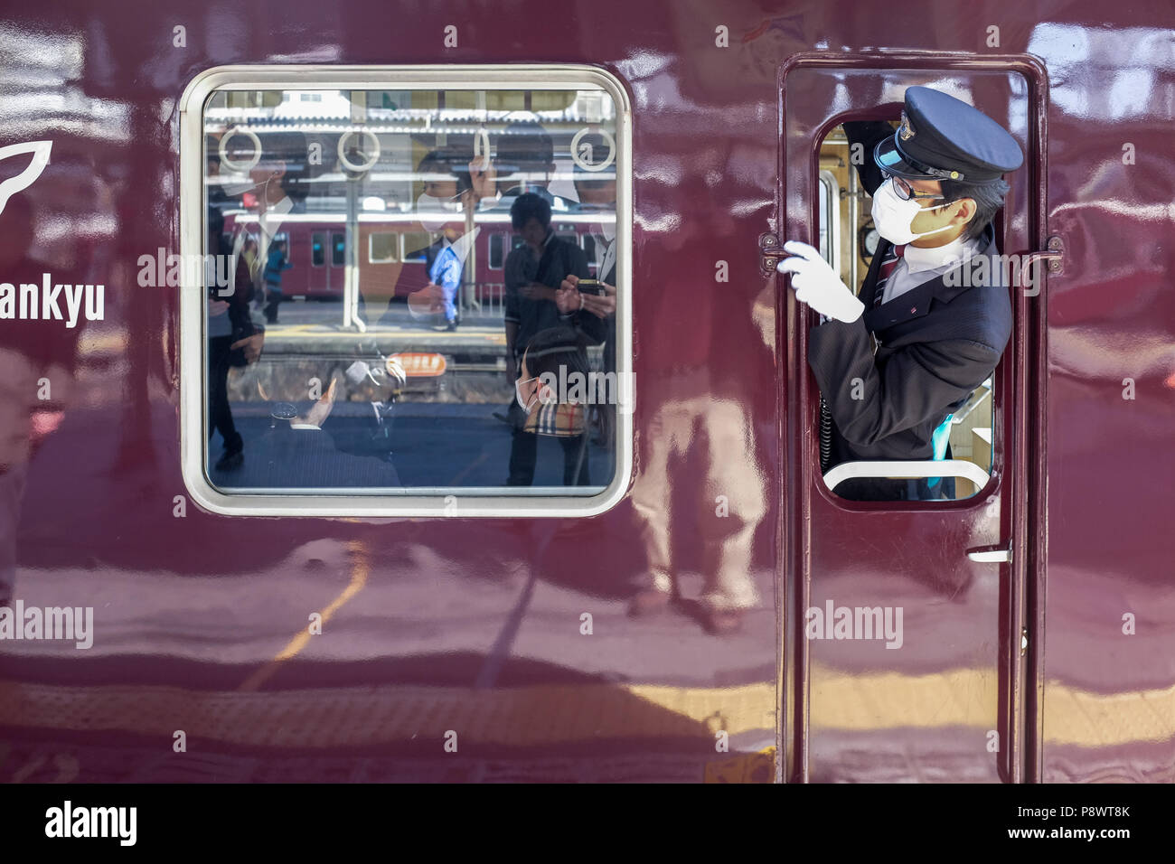 Driver del motore su un treno per stazione Hankyu Kobe linea. Questo è uno dei tre principali commuter rail in linee di Kobe area di Osaka. Foto Stock