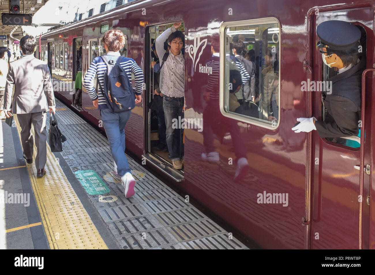 Treni pendolari presso la Stazione di Juso lungo la ferrovia Hankyu Kobe linea. Questo è uno dei tre principali commuter rail in linee di Kobe area di Osaka. Foto Stock