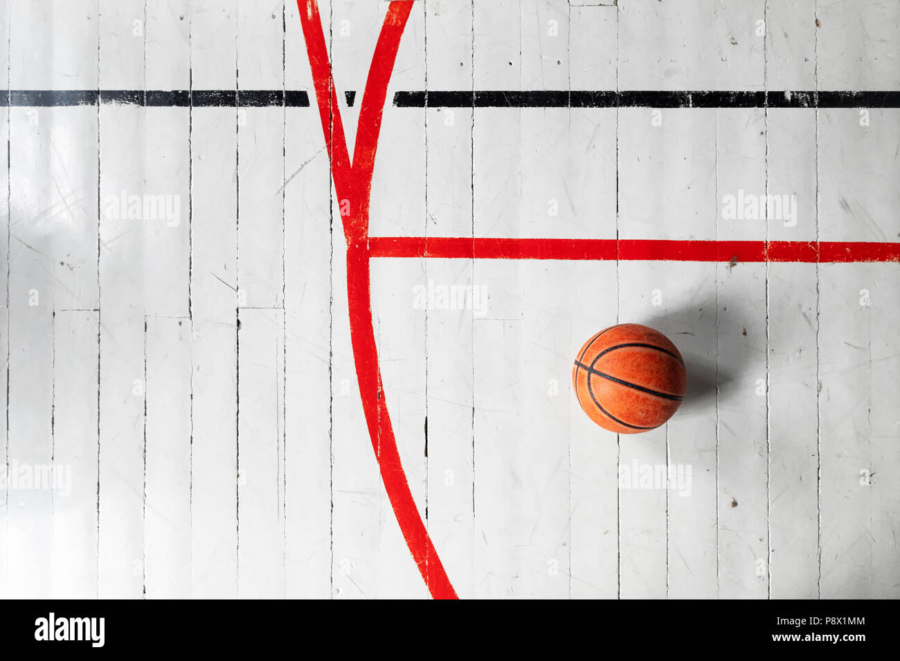 Dettaglio di un vecchio stile di palestra con campo da pallacanestro linee Foto Stock