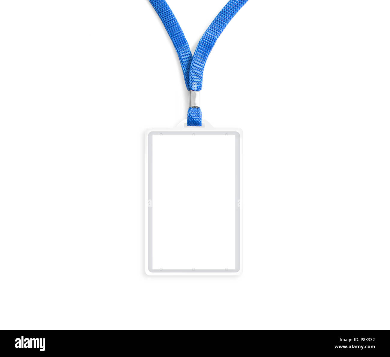 Blank bagde mockup isolato su bianco. Plain vuoto nome tag mock up appesa al collo con una stringa. Identificativi con nastro blu e trasparente di carta di plastica Foto Stock