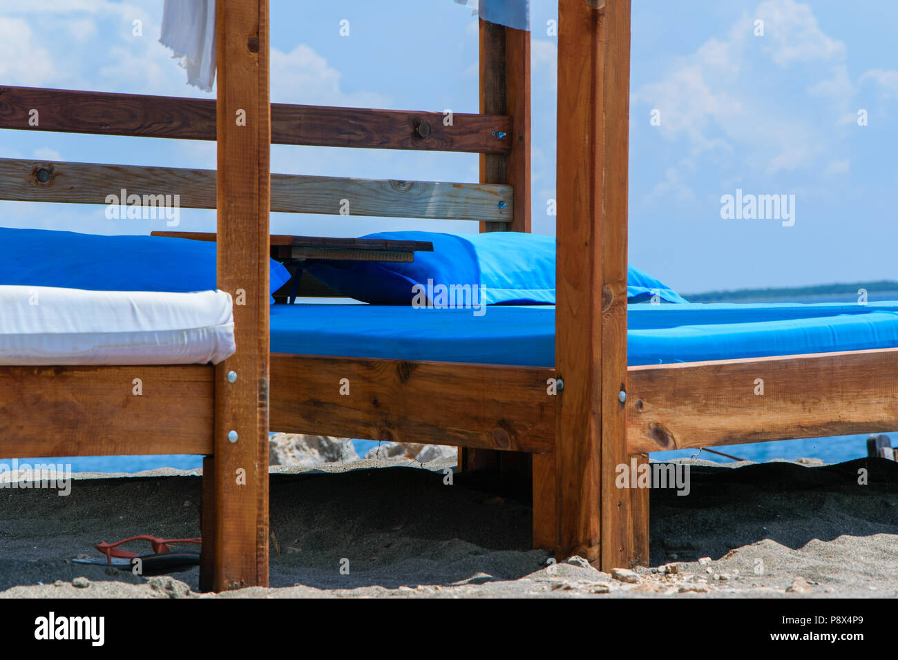 Lusso e romantico bed in riva al mare per i vostri momenti di relax (festività/vacanze), bianchi e soffici nuvole in background Foto Stock