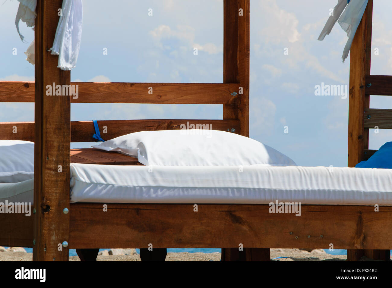 Lusso e romantico bed in riva al mare per i vostri momenti di relax (festività/vacanze), bianchi e soffici nuvole in background Foto Stock