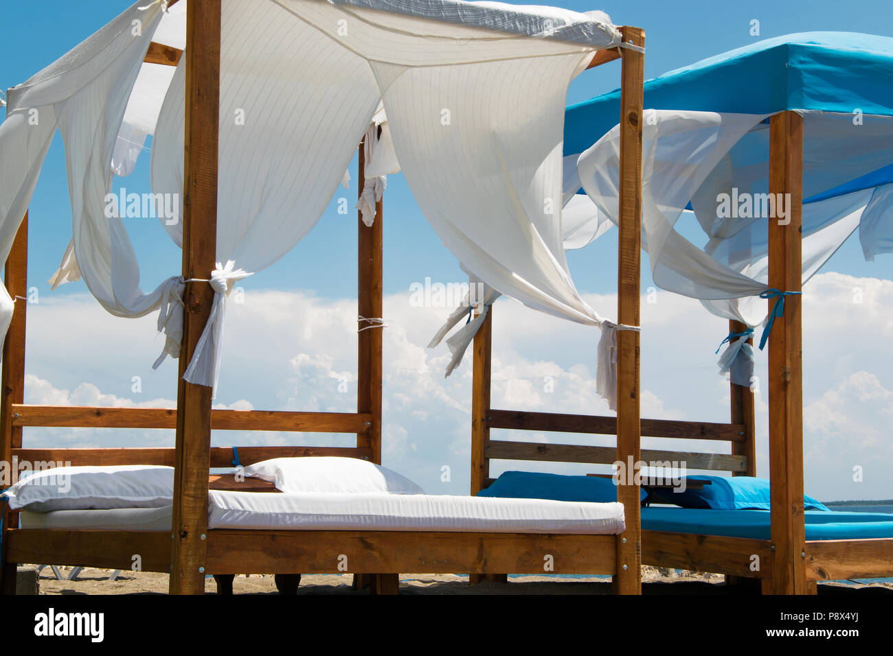 Lusso e romantico bed in riva al mare per i vostri momenti di relax (festività/vacanze), bianchi e soffici nuvole in background Foto Stock