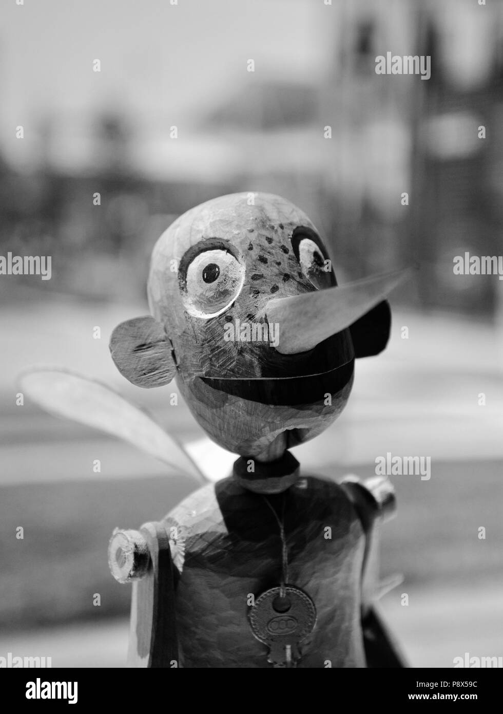 Tradizionale Pinocchio in legno fatti a mano con fata ali e di un tasto per il collo Foto Stock