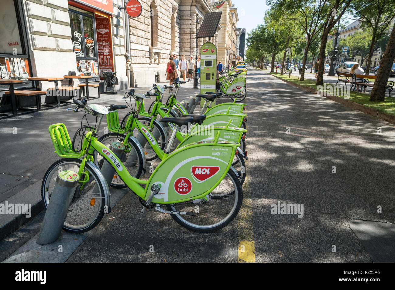 Biciclette elettriche a noleggio sulle strade di Budapest, Ungheria Foto Stock