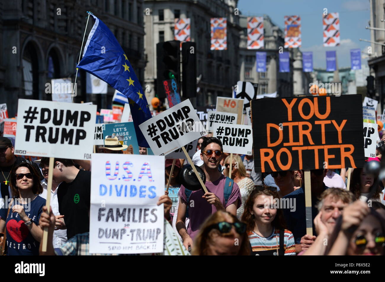 'Stop Trump' dimostranti marzo a Regent Street a Londra, come parte delle proteste contro la visita del Presidente americano Donald Trump AL REGNO UNITO. Foto Stock