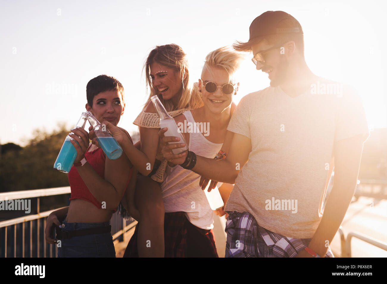 Gruppo di giovani felici amici avente tempo di divertimento Foto Stock