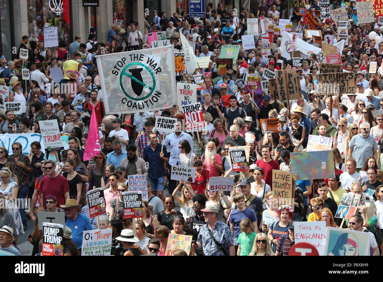 I manifestanti a piedi lungo Regent Street a Londra all'inizio di un 'Stop Trump' marzo come parte delle proteste contro la visita del Presidente americano Donald Trump AL REGNO UNITO. Foto Stock