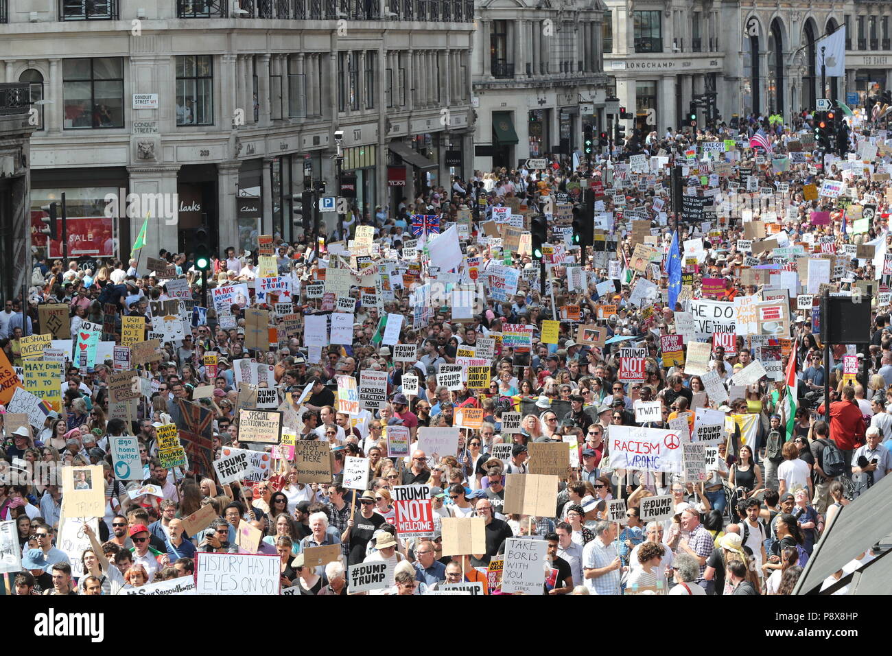 I manifestanti a piedi lungo Regent Street a Londra durante un 'Stop Trump' marzo come parte delle proteste contro la visita del Presidente americano Donald Trump AL REGNO UNITO. Foto Stock