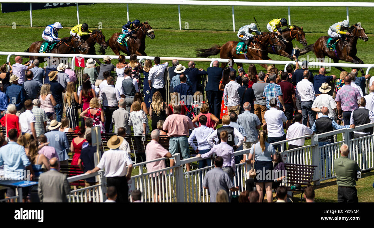 Comunicato (terza a destra) cavalcato da Silvestre De Souza proviene da dietro per vincere la scommessa 15.00365 Handicap in un photo finish durante il giorno due di Moet & Chandon Luglio Festival a Newmarket Racecourse. Foto Stock