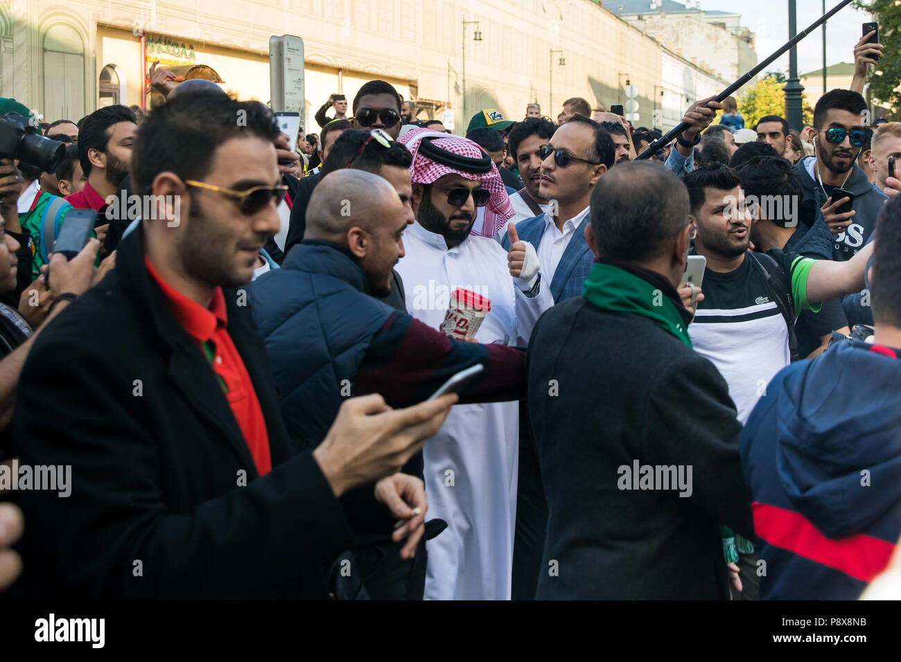 Lo sceicco di Arabia Saudita su Nikloskaya street a Mosca il suo sostegno del team su world cup championship a Mosca, Russia Foto Stock