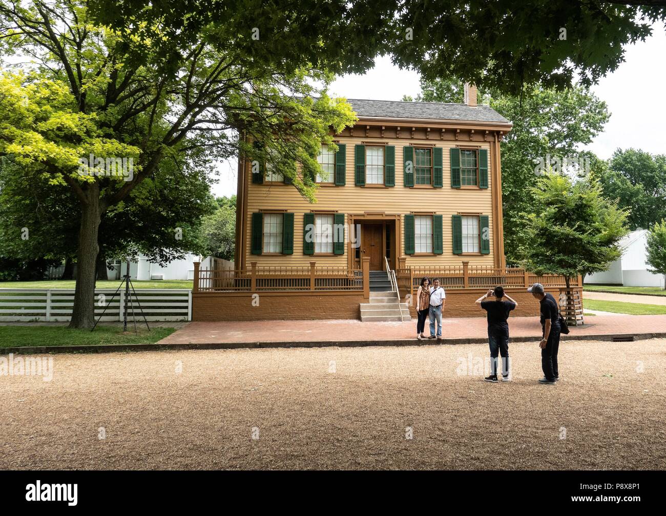 Turisti asiatici in posa davanti alla casa di Lincoln in Springfield Illinois Foto Stock