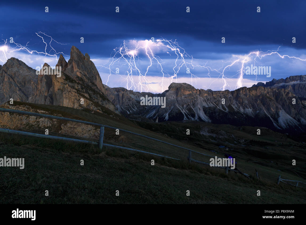 Nuvole e tuoni fulmini e tempesta su Seceda Dolomiti, Italia Foto Stock