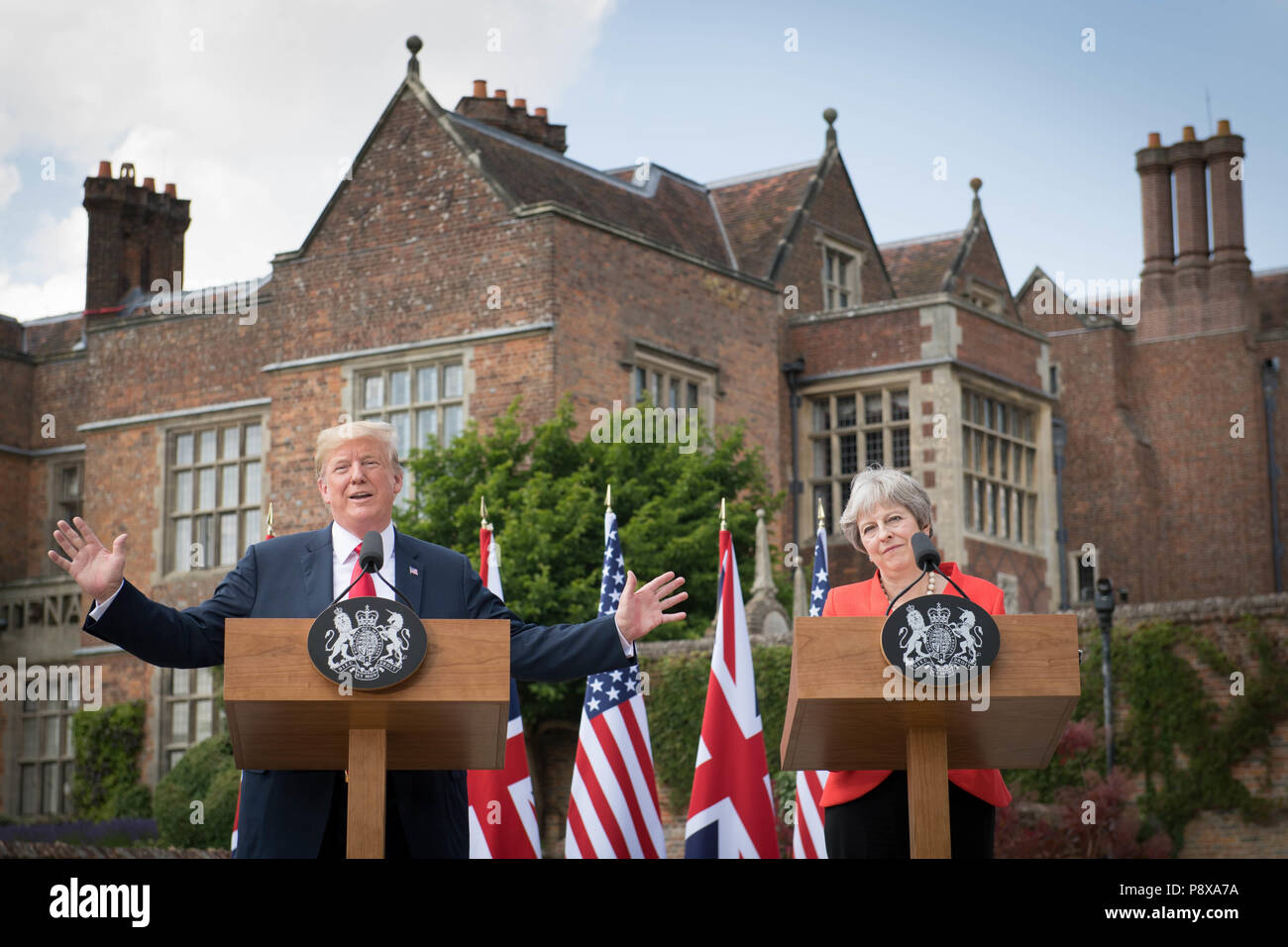 Il presidente statunitense Donald Trump e il Primo Ministro Theresa può tenere una conferenza stampa congiunta al Chequers, la sua residenza di campagna nel Buckinghamshire. Foto Stock
