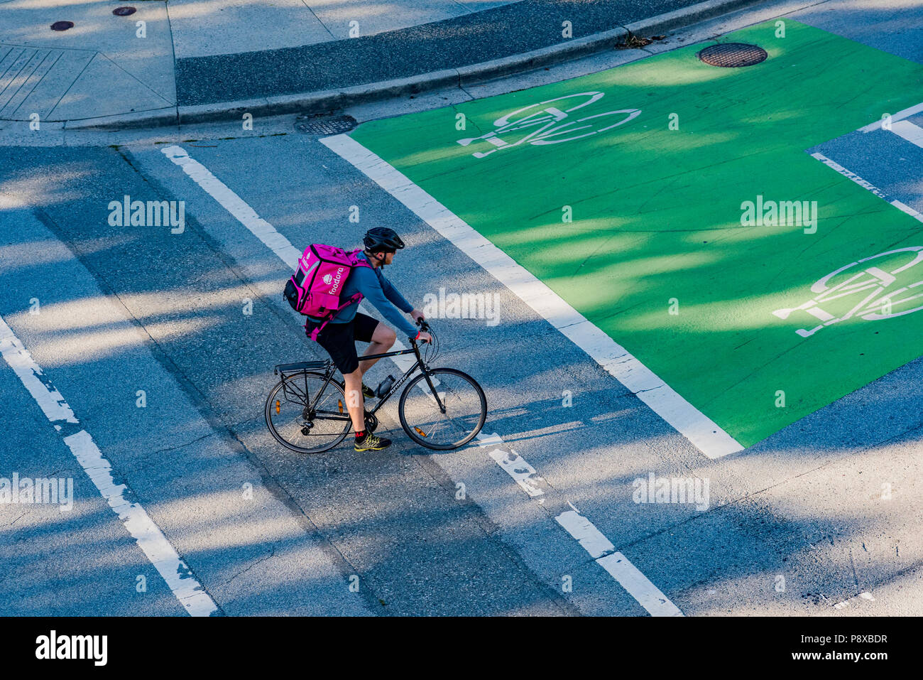 Foodora bike courier, Consegna del cibo, Vancouver, British Columbia, Canada. Foto Stock