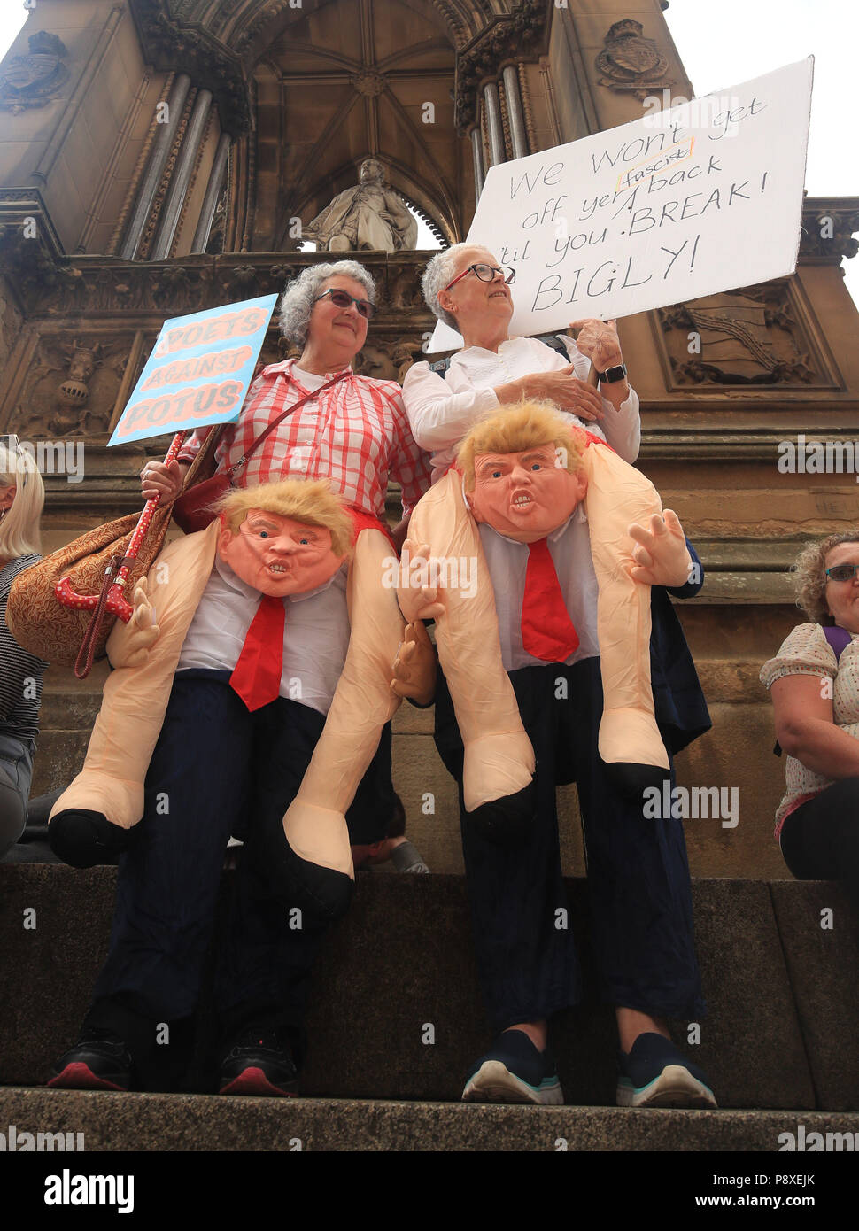 'Stop Trump' dimostranti si riuniscono in piazza Albert in Manchester, come parte delle proteste contro la visita del Presidente americano Donald Trump AL REGNO UNITO. Foto Stock
