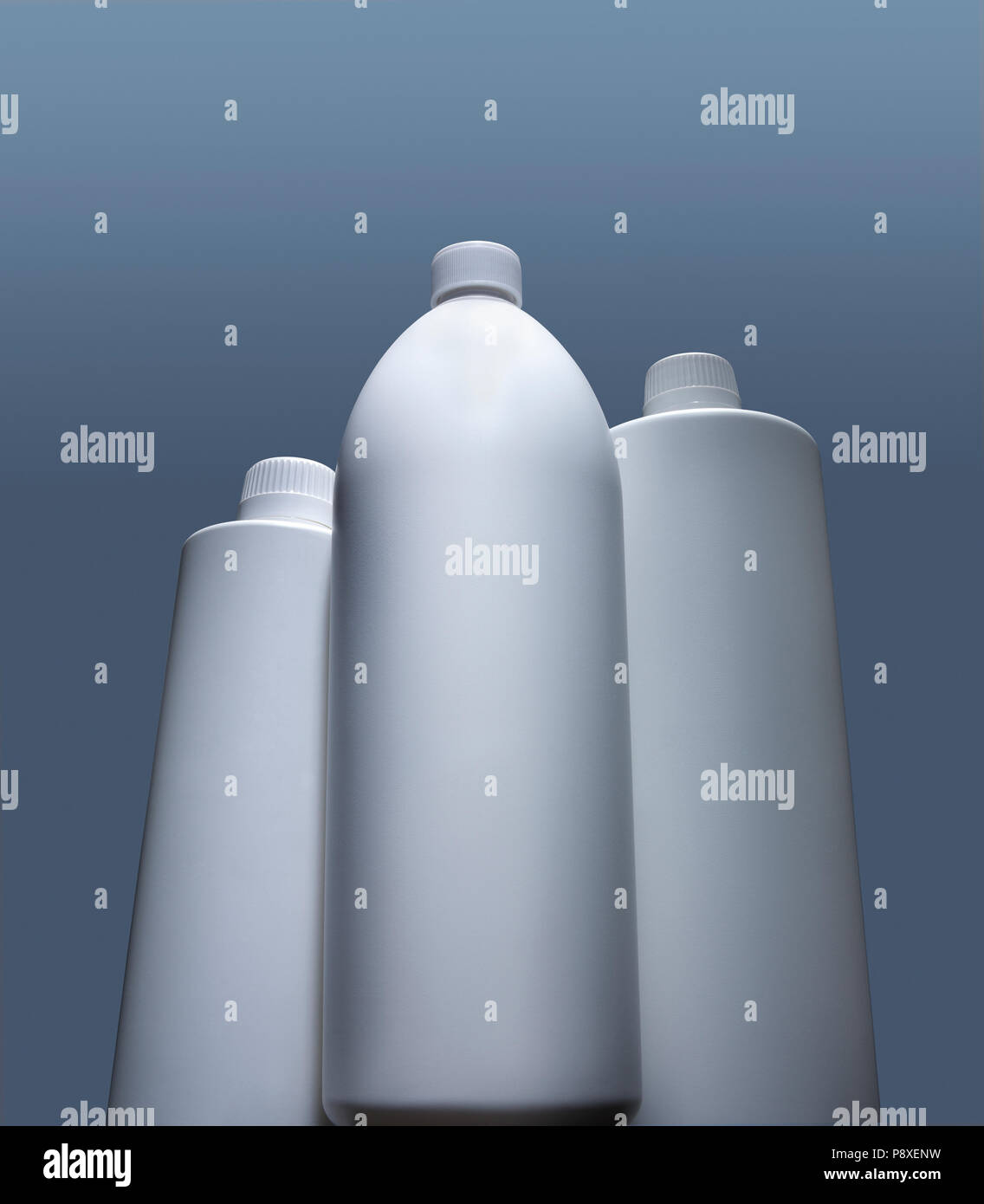 Tre bottiglie di plastica contro il grigio colore di sfondo Foto Stock