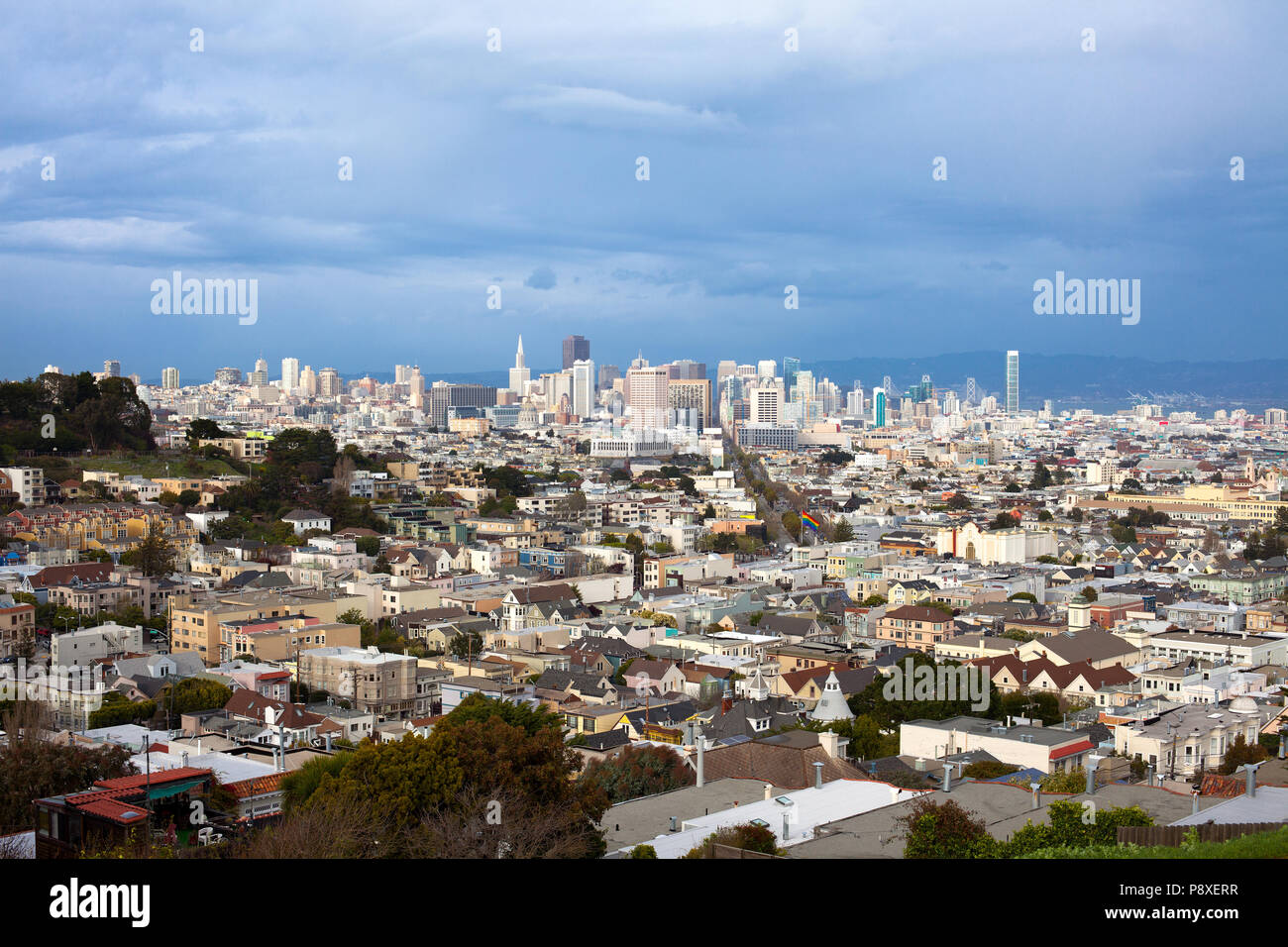 Il quartiere Castro con skyline del centro di San Francisco, California, Stati Uniti d'America Foto Stock