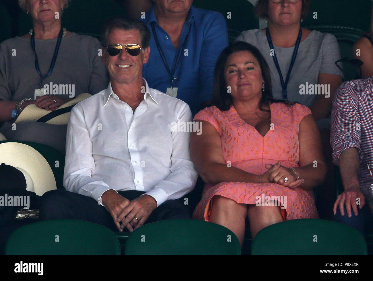 Pierce Brosnan e Keely Shaye Smith nelle gabbie il giorno undici dei campionati di Wimbledon al All England Lawn Tennis e Croquet Club, Wimbledon. Foto Stock